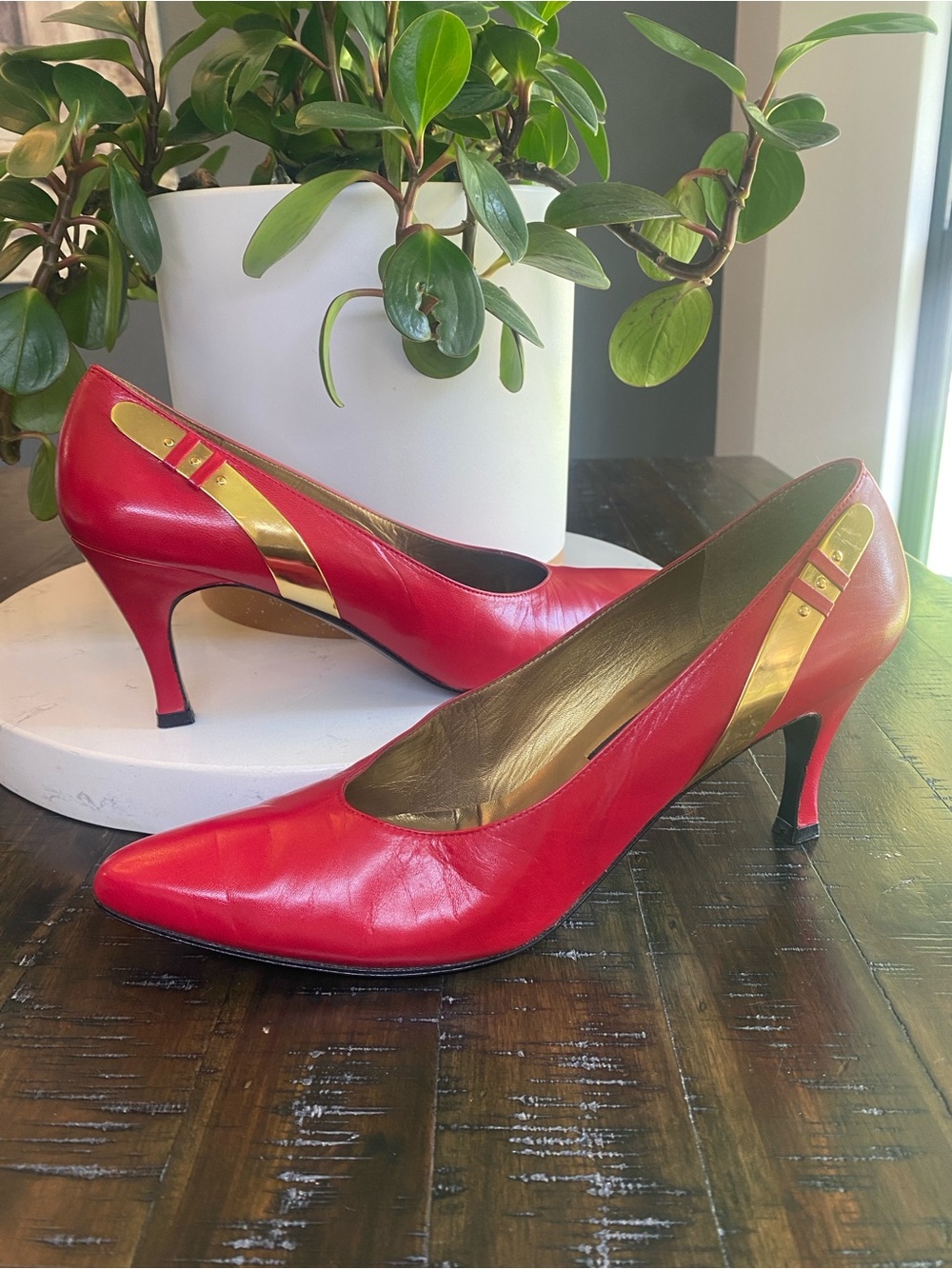 Stuart Weitzman Red Leather Gold Panel Pump Sz 8.5 AAAA Narrow Vtg Spain 3in